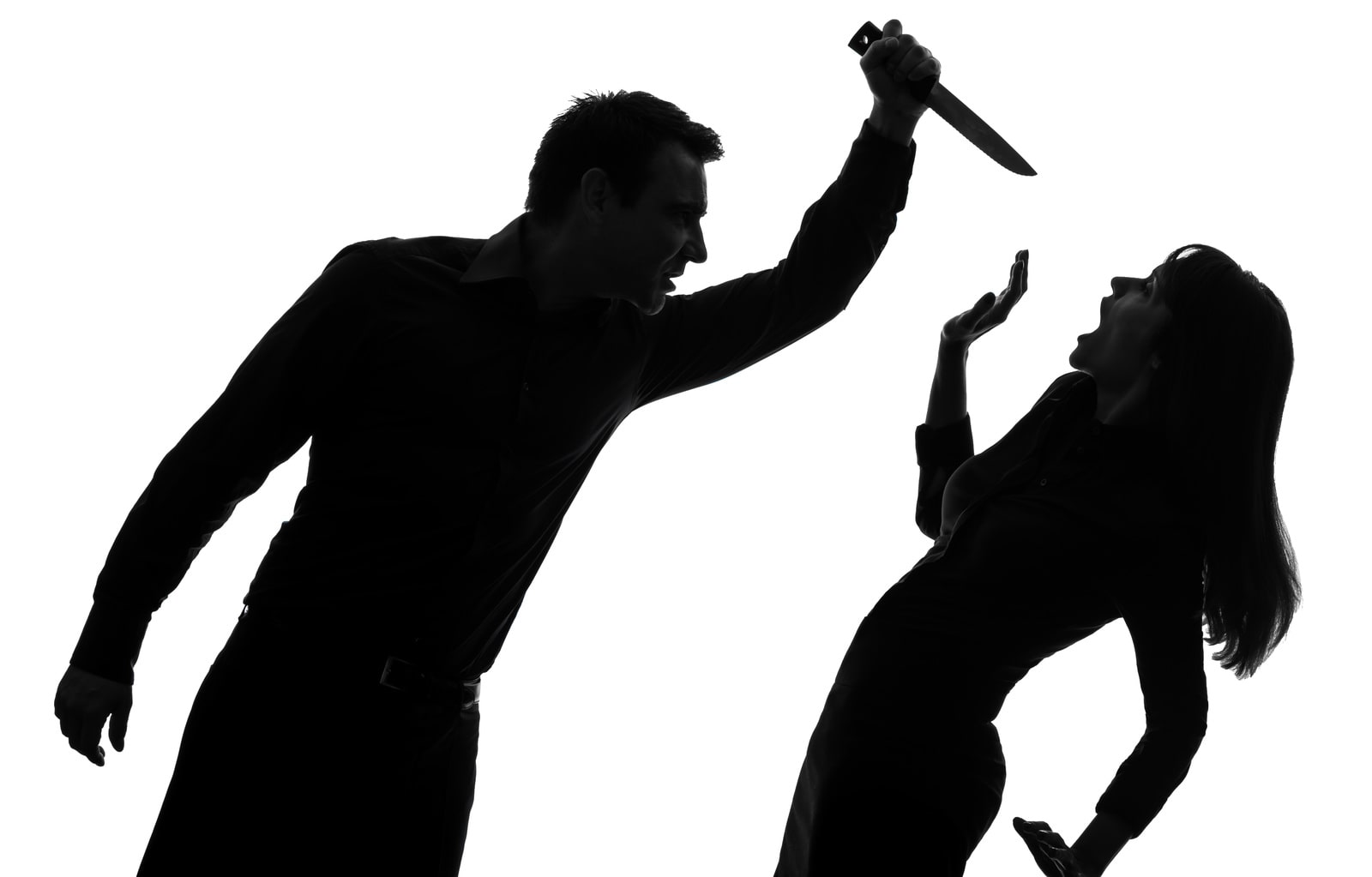 Мужчина угрожает девушку. Человек замахивается ножом. Силуэт человека с ножом.