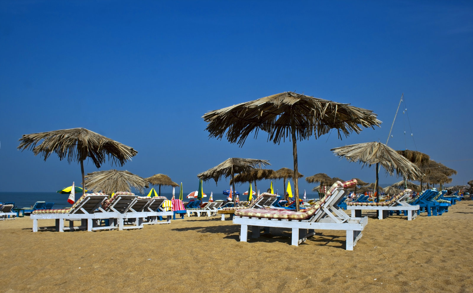It is the longest beach in North Goa which stretches from Candolim to Baga.